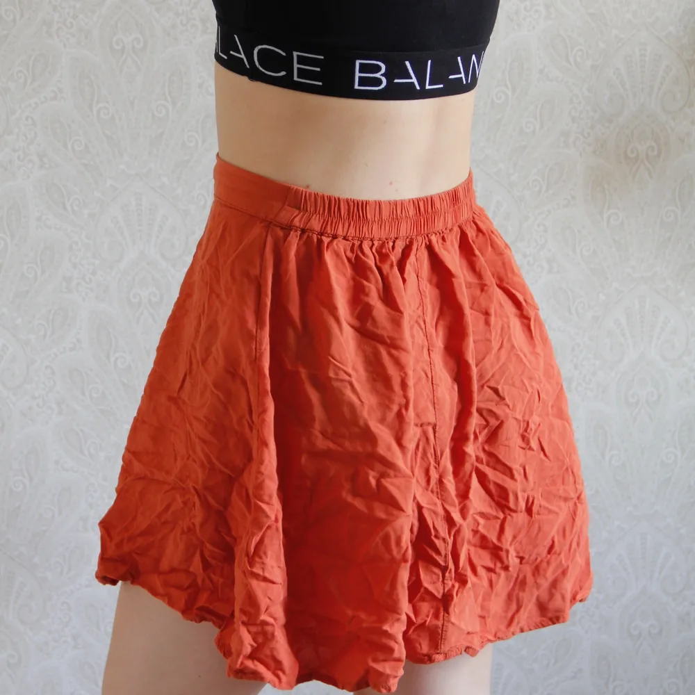 En väldigt kort och färgglada kjol. Vid och skön att ha på sig. Perfekt för sommaren. Kolla gärna på mina andra annonser! Blir billigare med frakt då 👏🏽. Kjolar.