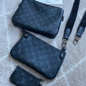 Louis vuitton trio  - Köpt i butik kvitto box och påsar medföljer. Den är inköpt i början mars den är använd ett få antal gånger. Nypris ca 18.000kr. Priset är fast säljes för 9500 finns i Borlänge kan även skickas mot förskottsbetalning.