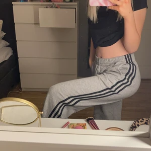 Mjukis💓 - SKÖNA ADIDAS MJUKIS!!! använda hemma ca 2 gånger! Annnar bra skick! Förutom att det är 2 svarta/grå fläckar men det syns inte så mke!! pris kan diskuteras vid snabb affär 💞💞💞 passar storlek: M & S
