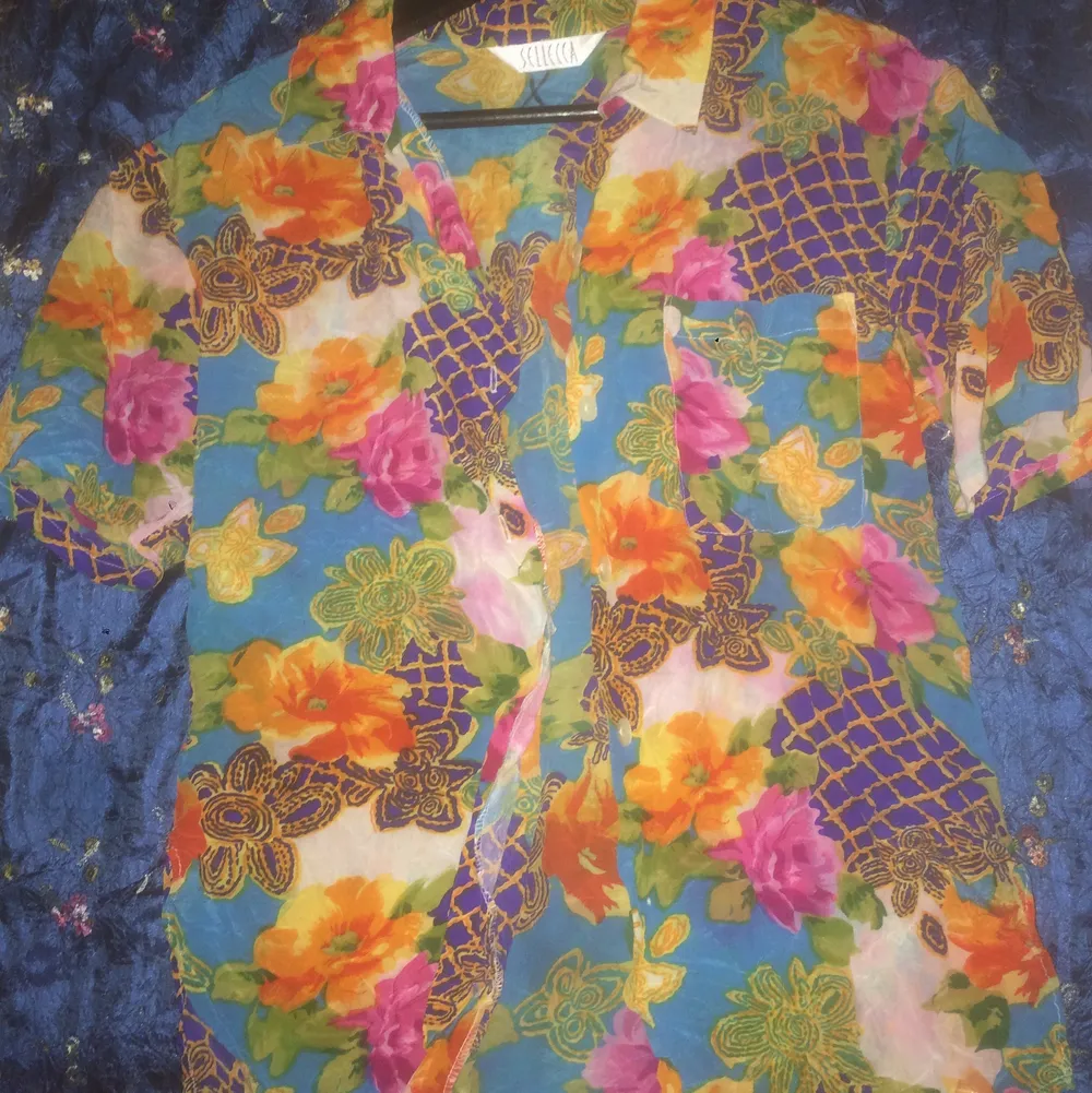 Ganska tight hawaiiskjorta köpt på beyond retro! Fiiiina färger och sitter väldigt snyggt. Saknar en knapp längst ned, men det är inget man man märker. Kommer inte till användning tyvärr. Skjortor.
