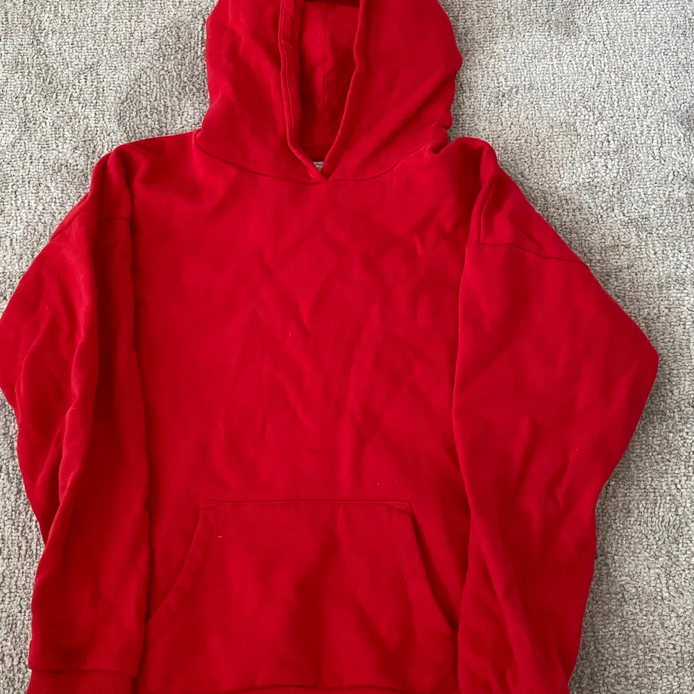 Mysig röd hoodie från Lindex. Sälja pga att den inte kommer till användning. Endast använt ett fåtal gånger. Hoodies.