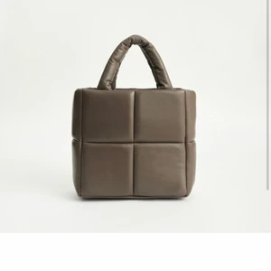 Stand Studio väska - Stand studio väska som kostar 2500 i nypris! Kommer med ett långt band så finns möjligheten att ha den som crossbody. Måtten 29x25x12. Frakt tillkommer <33