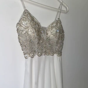 Helt ny fest/bal klänning - Aldrig använd ( Helt nytt skick ) Pris kan diskuteras