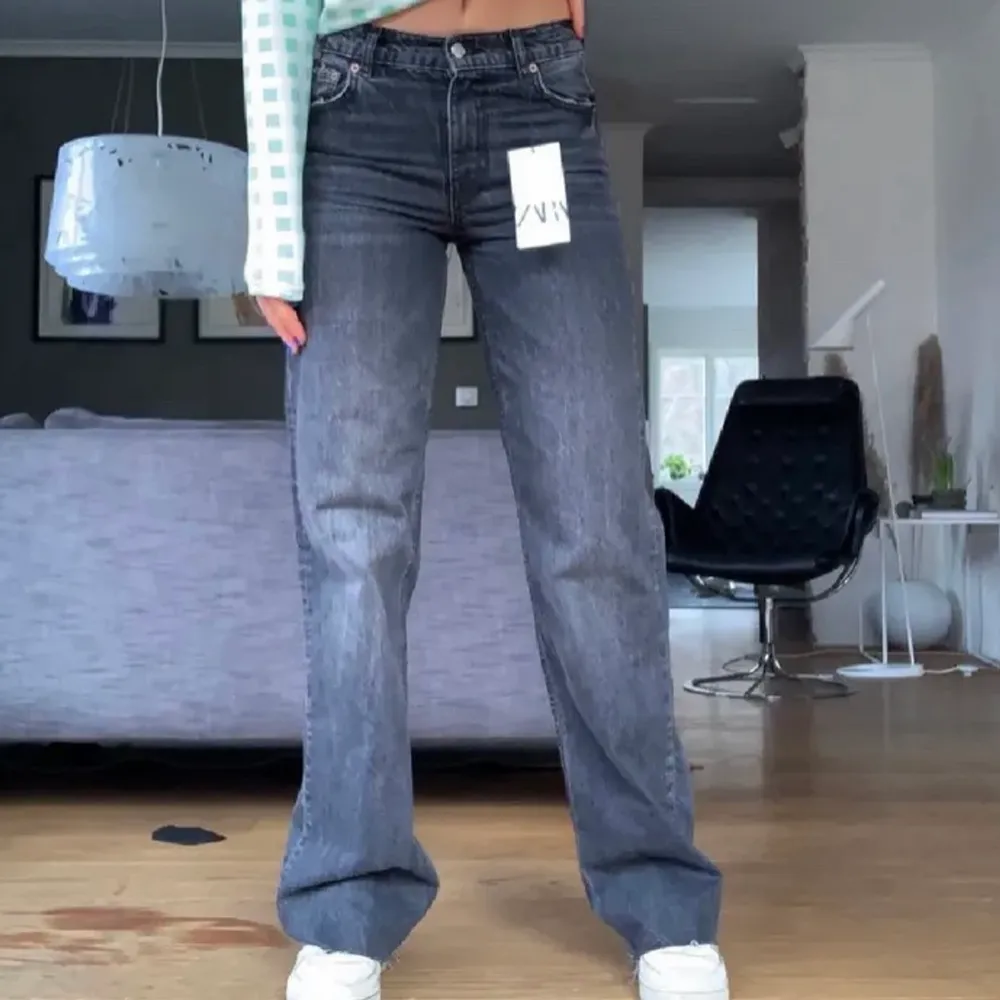 Kanske vill sälja dessa trendiga jeans ifrån zara, (månad bild) mina är i 34 men skulle säga passar 34-36, kom med bud privat   ( köpt direkt 600kr) (bud på 510+ frakt). Jeans & Byxor.