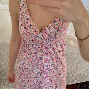 Sommarklänning  - Jättefin sommarklänning med snygg passform. Passar även stl 36.