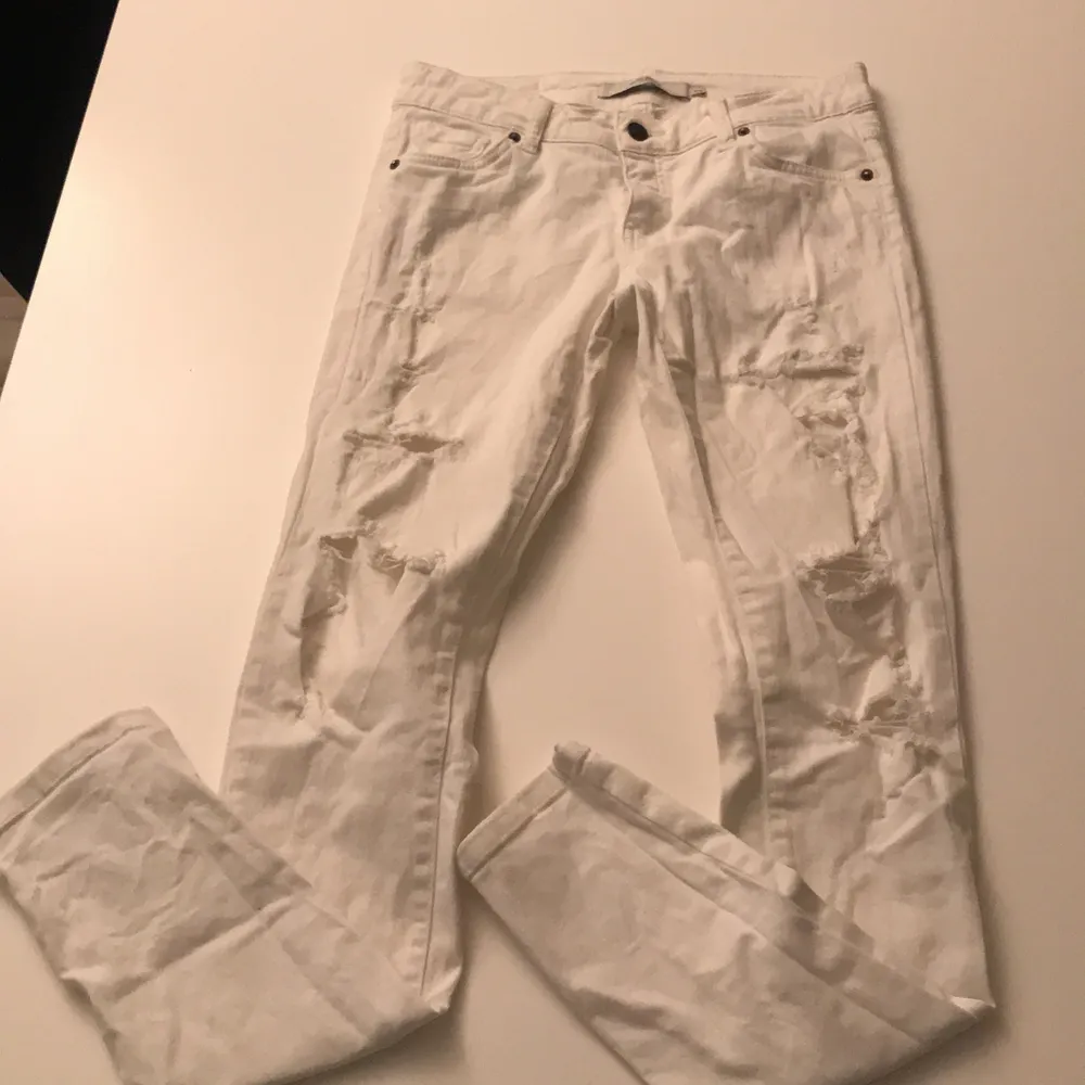 Vita jeans med hål stl 30/32. Jeans & Byxor.