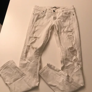Vita håliga jeans  - Vita jeans med hål stl 30/32