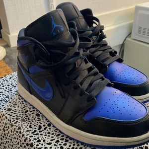 Air jordan 1 mid royal  - säljer mina (AIR JORDAN 1 MID ROYAL).                                 Inga defekter och väl omhändertagna☺️ Skriv till mig för fler egna bilder och även för bud🤗 skorna är storlek 41 men passar mig som även ibland har 39/40🤗