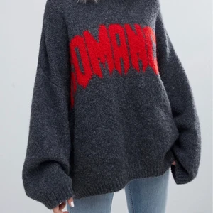 Romancer tröja weekday - Säljer denna sjukt mysiga tröja från weekday då den inte kommer till användning! Denna är köpt från Plick! Storlek M men passar allt ifrån xs till XL då den är oversize som på bilden! Skriv för fler bilder 
