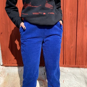 Beyond retro, manchester byxor - Snyggt blåa manchester byxor som aldrig kommit till användning. Köpt på Beyond retro o saknar eget märke. Skriv för fler bilder eller för mer info💙💙💗 Passar mig som är 26 i midjan!!:))