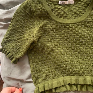 Topp från zara - Säljer denna snygga gröna tröja från zara i storlek s/m för 120kr+frakt. Den är i mycket bra skick. Hör av er för visat intresse!!💖💖