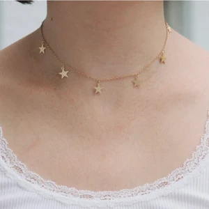 Halsband - Säljer detta guldiga stjärnhalsband på brandy Melville. Köparen står för frakt!💕