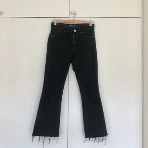 Zarajeans!! - Ett par supernajs svarta jeans från Zara! De har tyvärr blivit försmå för mig så det är dags att de får leva vidare hos någon annan 🧡🧡 Jag är 161
