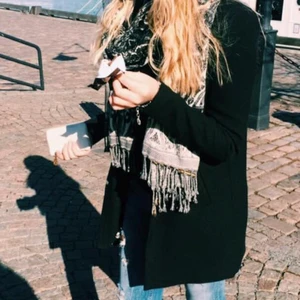 Svart kappa - Svart fin kappa i lite tjockare material. Storlek 34, ganska rak i modellen. Kan skicka fler bilder om det önskas. 