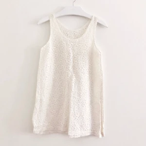 Spets klänning - Virkat/spetsig vit kort klänning/ längre tröja som går att stoppa in! Köparen står för frakt 📩 3 FÖR 100 KR PÅ MIN SIDA JUST NU! 🌟