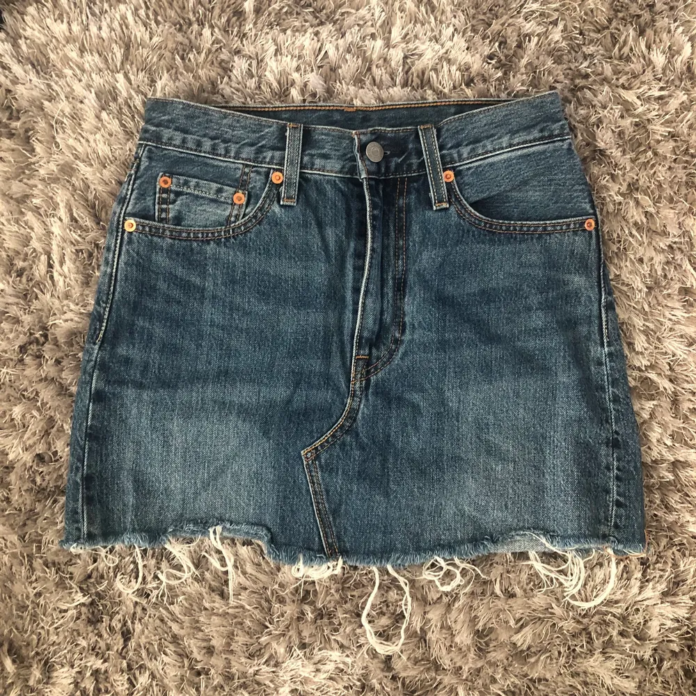 Jeanskjol från Levis i storlek 25. Köparen står för frakten!🤠⚡️. Kjolar.