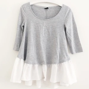 GRÅ Topp med volang - Härlig tröja med volang, supersöt!! Köparen står för frakt 📩 3 FÖR 100 KR PÅ MIN SIDA JUST NU! 🌟