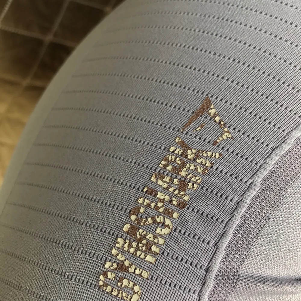 Ljuslila leggings som inte längre säljs på gymsharks hemsida. I bra skick förutom slitna loggor och en knappt märkbar fläck på inre sidan av ena benet som inte går bort i tvätten (har försökt, trust me) Därav är reducerat pris. Kan ta kort på fläcken samt resterande loggor ifall du vill. Originalpris 750🥰. Jeans & Byxor.