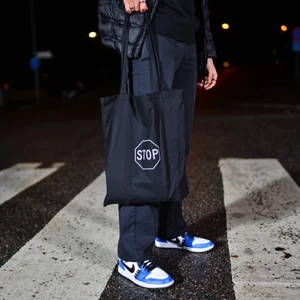 Coola tygpåsar med reflex - Hej alla fina! Vi är ett Uf-företag från Strängnäs som nu rear ut de sista av våra snygga, praktiska och säkra tygkassar!! Med denna påse är du säker i trafiken samtidigt som du är jäkligt snygg!! Tveka inte att höra av er för fler bilder eller om ni har några frågor!!✨ kramis 