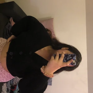 Kofta från hm  - Jag säljer den för den är lite för kort enligt min smak och tyget är typ ganska hårt så jag känner inte mig bekväm i den. Jag har använt den en gång 