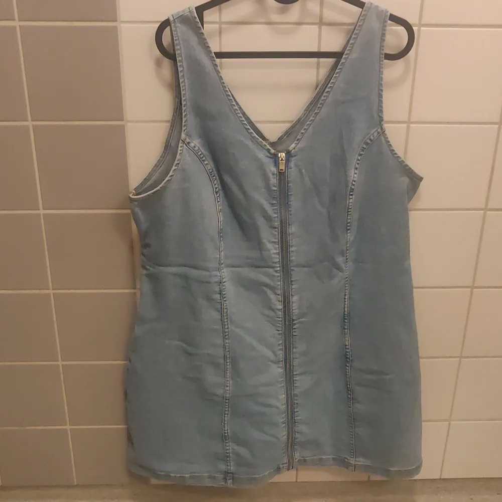 Short denim dress with zipper, XL. Klänningar.