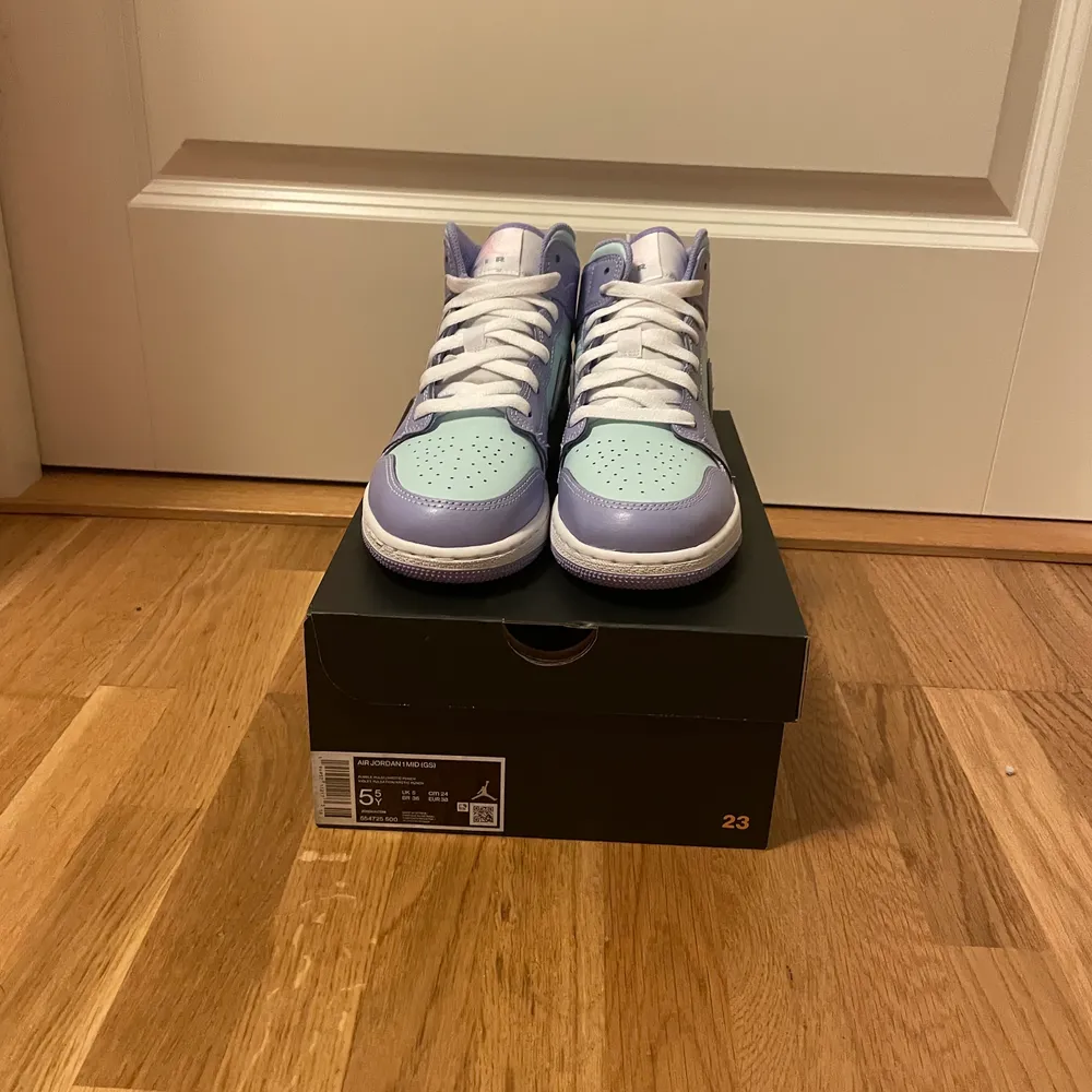 Jordan 1 mid ”Purple aqua”. Finns i storlek 36,5 / 38 / 38,5. Skor.