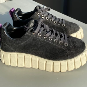 Eytys Odessa strlk 37  - Ett par Eytys Odessa i mocca i nyskick! Endast använda en gång och kommer tyvärr inte till användning. I storlek 37 och kartong, extrasnören och dustbag medföljer! Buda från 1000kr, vid flera intresserade blir det budgivning! Kan mötas upp eller skickas mot en extra kostnad på 96kr. Skickar fler bilder vid förfrågan och kolla gärna in mina andra annonser :)