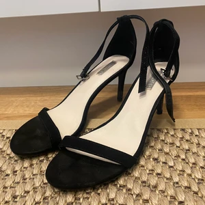 Klackskor - Frakten ingår inte i priset. Svarta klackskor från Nlyshoes i storlek 38. Använda fåtal gånger. 