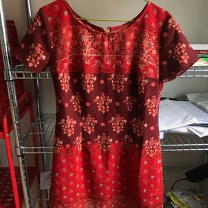 Hollister klänning  - FINASTE klänningen från hollister, såååå bra passform och otroligt bra sydd! Går ner till mitten på låren, passar S! Även XS om man vill ha den lite lösare ❤️❤️