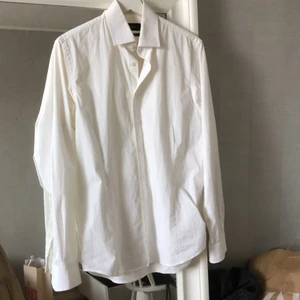 Vit skjorta bomull - Vit bomullsskjorta! Jättefint skick förutom bus fläckar men har inte provat tvätta den än... lägger ut för 30kr oavsett om fläckarna går bort eller ej:) fraktinfo nedan