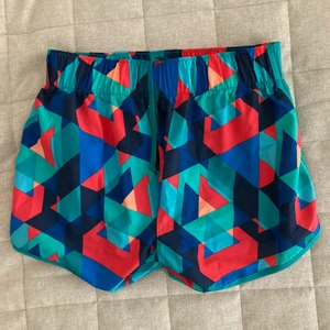 Adidas shorts storlek XS - Färgglada shorts, perfekt till sommaren! ☀️ Endast swish, köparen betalar frakt.