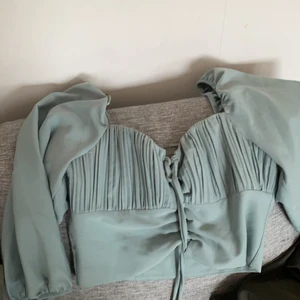 Milkmaid topp  - Jätte fin milkmaid topp som jag med sorgset hjärta säljer, älskar denna topp men den är tyvärr lite för stor för mig. Köpt på ginatricot, använd Max 4 gånger 