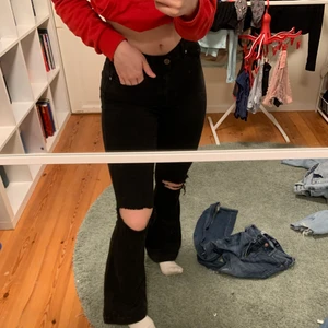 Flared jeans  - Jeans från DR denim. Ganska använda därav billigt pris, men fortfarande såå fina. Jätte sköna och sitter fint på kroppen😌😌💃🏽