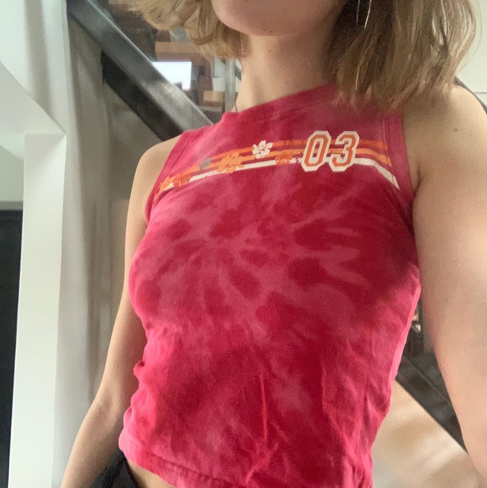 En röd rosa baby tee som jag köpt hĂ€r pĂ„ plick, som aldrig blivit anvĂ€nd av migđș Eftersom det Ă€r en babytee sĂ„ Ă€r den lite tight runt armarna men man kan alltid klippa större hĂ„l om det skulle behövas! Tveka inte att höra av om frĂ„gor, jag stĂ„r för fraktenđ. Toppar.