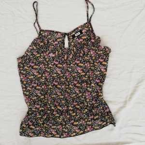 Bik Bok blus strl M - Säljer en jätte söt blommig blus från Bik Bok i bra skick. Är i strl M men passar även S. Blusen har volang på framsidan och ett litet öppet hål i ryggen med knapp. Skriv privat om du vill ha fler bilder. 
