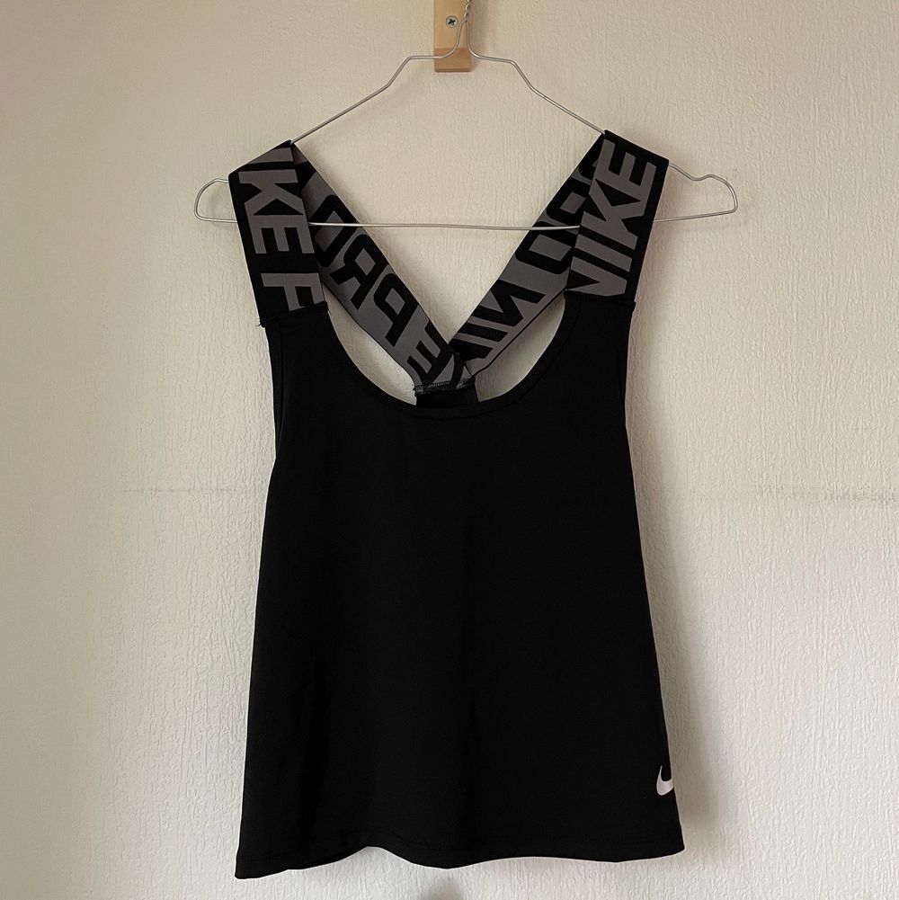 Säljer detta svarta träningslinne från Nike🖤 Aldrig använt linnet men lappen finns ej kvar. Linnet är kort i modellen och har breda axelband✨Är i storlek XS. Frakten ingår inte i priset. Om du önskar närmare bild eller mer information är det bara att skicka i DM!👍🏻 Happy shopping!🥺✨💘🍭INGÅR I PAKETPRIS 100kr. Huvtröjor & Träningströjor.