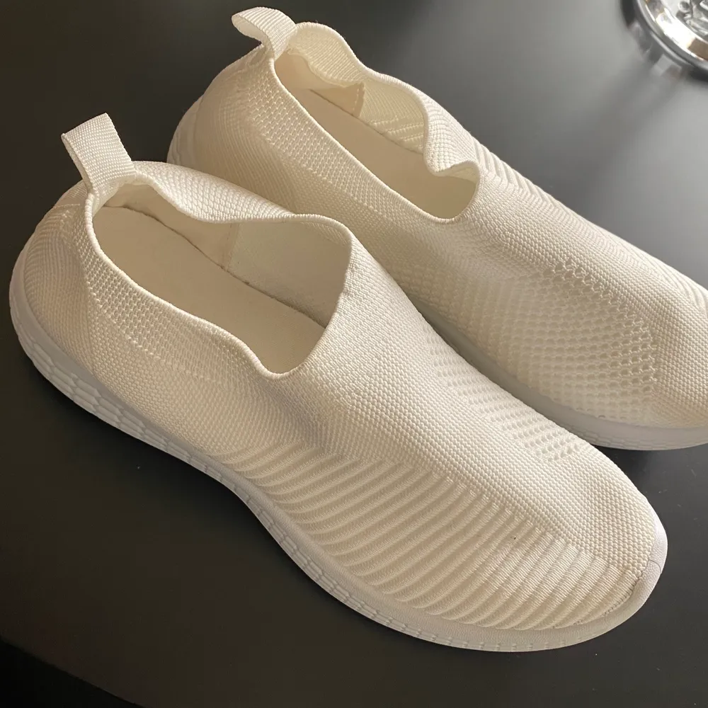 Nya vita sneakers från Nellys egna märke, fel storlek för mig därför jag tyvärr måste sälja. St. 39✨. Skor.