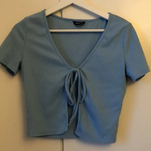 Aesthetic topp - Jätte fin blå tröja. Lite ljusare i verkligheten pga ljuset. 