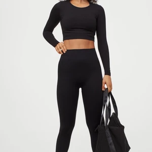 Tights  - Ett par bekväma tränings tights som även kan användas till vardags, köpta från hm och är i fint skick 🖤