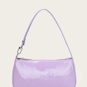 Väska🥰 - Säljer denna väska då den inte kmr till användning. Fint skick 🥰(den andra bilden är lånad)