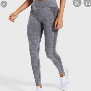Gymshark träningsbyxor - Säljer nu mina gymshark träningsbyxor som är utsålda på hemsidan. Använd ett fåtal gånger så är i ett bra skick❤️, är långa i benen och sitter som en s/m i storleken💖, är högmidjade och köpta för 600