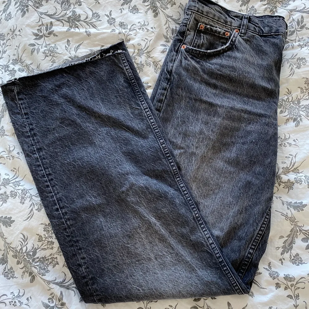 ”The 90’s full lenth mid rise” jeans från zara. Superfina jeans som är lite för stora i midjan för mig. De är långa och passar dom flesta i längden. Är många intresserade blir det budgivning annars skriv privat till mig.. Jeans & Byxor.