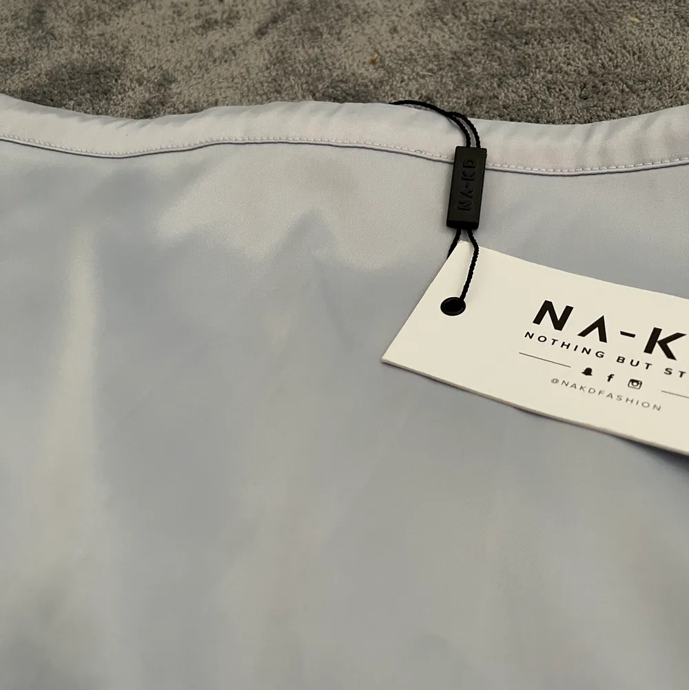 Säljer en oanvänd ljusblå silkeskjol från NAKD! Nypris 399kr säljer för 200kr! . Kjolar.