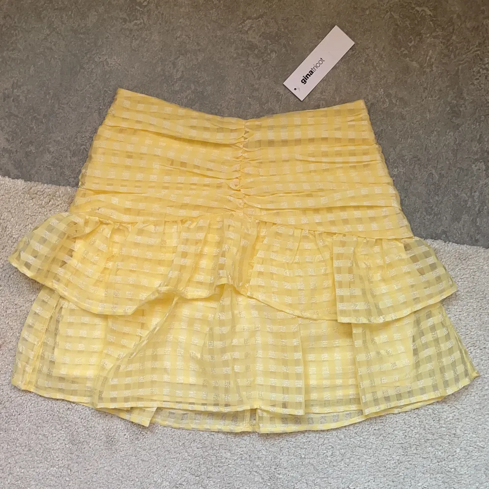 Så fin gul kjol från Gina Tricot i stl 36. Säljer den då kjolen var för liten för mig och kollar först här om nån är intresserad innan jag väljer att skicka tillbaka kjolen (då returen var dyr). Köpare står för frakt! Nypris: 399kr.     ‼️ HÖGSTA BUD: 290kr ‼️. Kjolar.