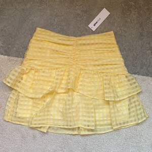 Så fin gul kjol från Gina Tricot i stl 36. Säljer den då kjolen var för liten för mig och kollar först här om nån är intresserad innan jag väljer att skicka tillbaka kjolen (då returen var dyr). Köpare står för frakt! Nypris: 399kr.     ‼️ HÖGSTA BUD: 290kr ‼️