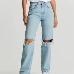 Gina trico  - Ett par jeans som är perfekta en sommarkväll skulle jag säga, super sköna men tyvärr blivit för små för mig då jag är en 38 nu och när jag köpte dessa var jag en 34, passar både 34 och 36 skulle jag säga, använda ett fåtal gånger, inga fläckar eller hål, köparen står för frakten 