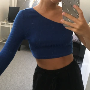 One shoulder topp - Jätte snygg blå färg och jätte skönt material
