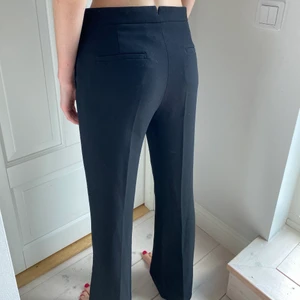 Kostymbyxor - Kostymbyxor från Zara i storlek 34! Superfint skick endast använda fåtal gånger! Medelhöga/lågmidjade i midjan, raka i benen och lite utsvängda längst ner. Lite stora på mig och därför säljer jag dem men dem är jättefina!