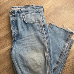 Zara Jeans - Snygga mom jeans från Zara, har en fin detalj på sidan och snyggt gjorda hål på knäna! Jag tycker att storleken är bra!Köparen står för frakten! 