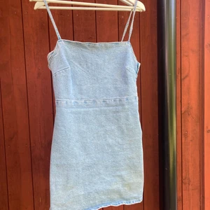 Jeansklänning från zara - Söt jeansklänning från zara i storlek S från zara! 